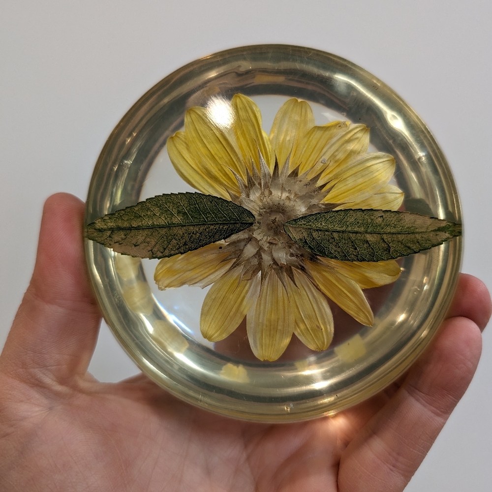 Vintage flower Paperweight - Picture 3 of 5
